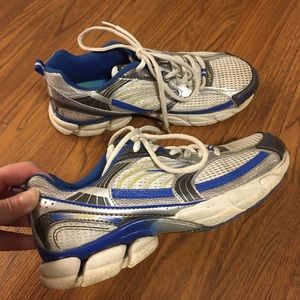 L.A. Gear size 7.5 sneakers